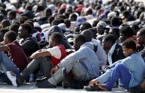 Migrants sur le port d'Augusta en Italie