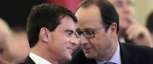 French President Francois Hollande (R) speaks with French Prime Minister Manuel Valls during the closing meeting of "Simplification", a serie of meetings focused on the simplification of administrative rules and standards, at the Elysee Presidential Palace in Paris, on October 30, 2014. AFP PHOTO / POOL / Philippe Wojazer