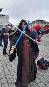 SAIIA, FEMME JEDI. « J’aurai 23 ans dans quelques jours. Donc, je profite du Comic Con pour fêter mon anniversaire ici, avec mes amis cosplayers ». Laura, 22 ans.