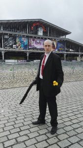 « Je ne rentrerai dans la Grande halle du Comic Con que si les retours sont bons. Mais je suis passionné, donc je veux quand même être là. D’ailleurs, je me suis rasé la tête exprès pour aujourd’hui ». Jérémy, 29 ans.