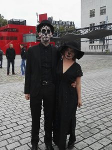 VICTOR VAN DORT & EMILY WATSON. « Depuis que je suis en couple avec Quentin, je découvre son univers de cosplayer. Et j’adore ! ». Clémentine, 24 ans.