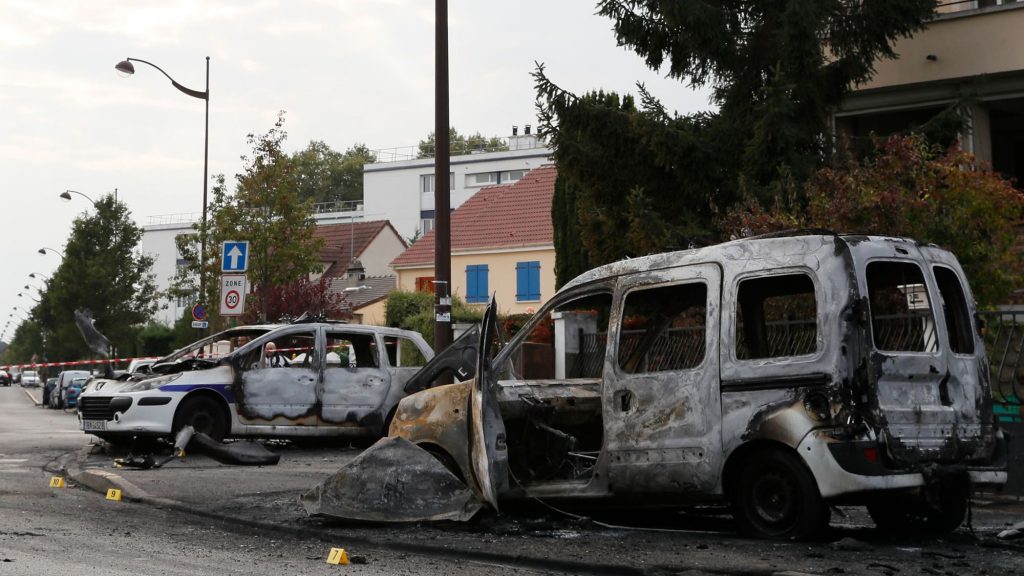 Les policiers ont été attaqués à coup de jets de cocktails Molotov. AFP/Thomas Samson