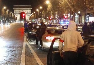 Rassemblement spontané aux Champs Elysées. Photo Libération.
