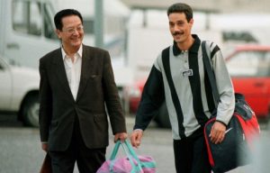 Omar Raddad à sa sortie de prison en 1998, avec son avocat de l'époque, Jacques Vergès