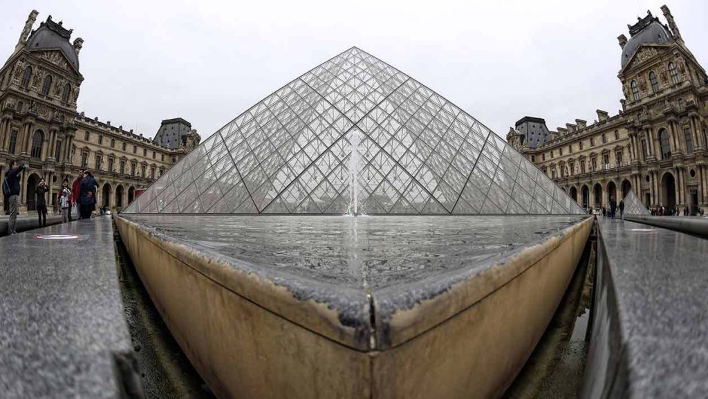 La Pyramide du Louvre parisien, dont les réserves seront transférées dans le futur centre construit à Lens (Lionel Bonaventure - AFP)