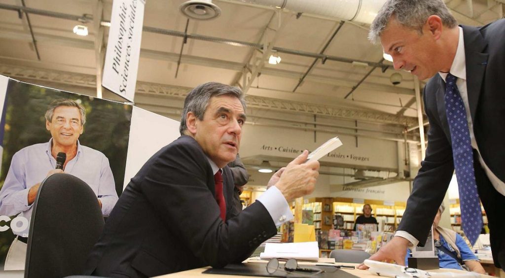 François Fillon dédicace son livre "Vaincre le terrorisme islamique" à Nice, le 28 octobre dernier (MAXPPP/CYRIL DODERGNY)