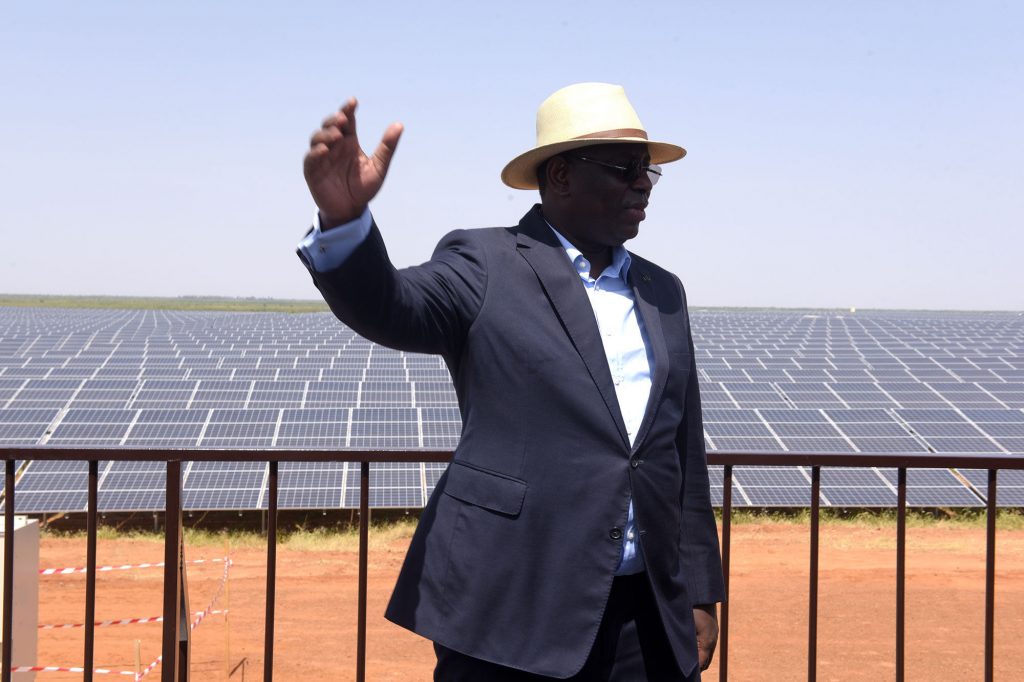Le président sénégalais Macky Sall devant le champ de panneaux solaires de Senergy 2. Crédit photo : Paris Match