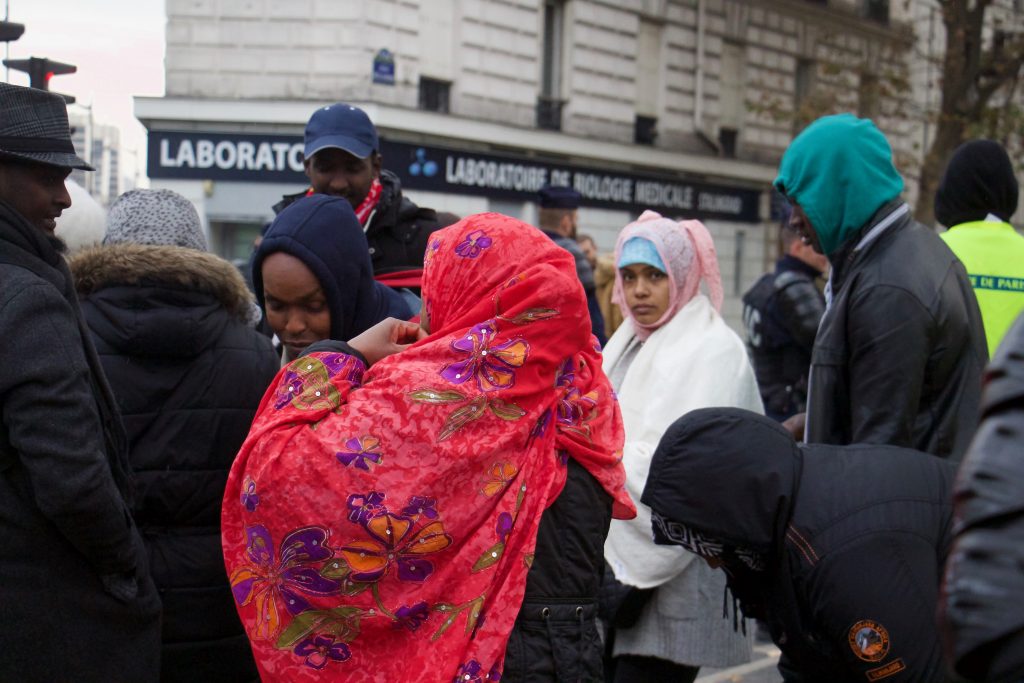 Les réfugiés attendent pour monter dans les bus. ©VictoireChevreul