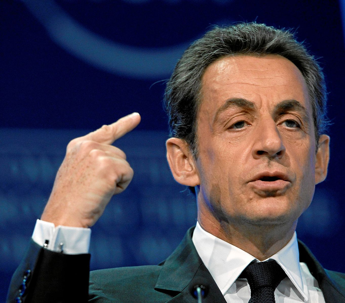 La stratégie du "ni ni" de Sarkozy est mise à mal par plusieurs cadres du parti Les Républicains