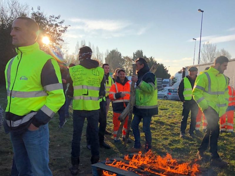 Au Troisième Jour De Leur Mobilisation Les Gilets Jaunes