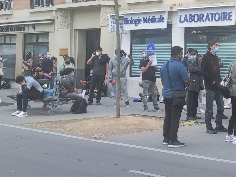 File d'attente matinale devant un laboratoire du 12ème arrondissement de Paris. (Armelle Exposito)