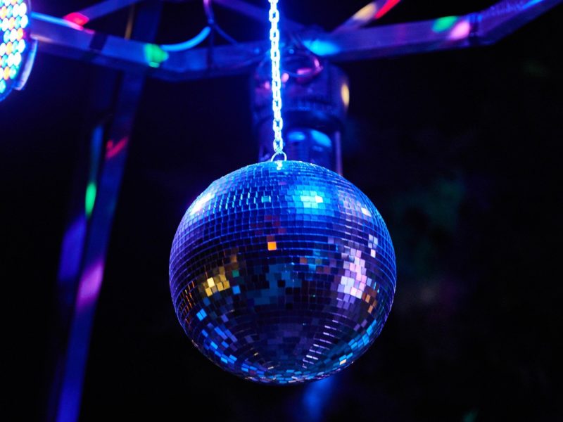 Lien Pixabay: https://pixabay.com/fr/photos/boule-disco-balle-couleur-globe-4797437/
