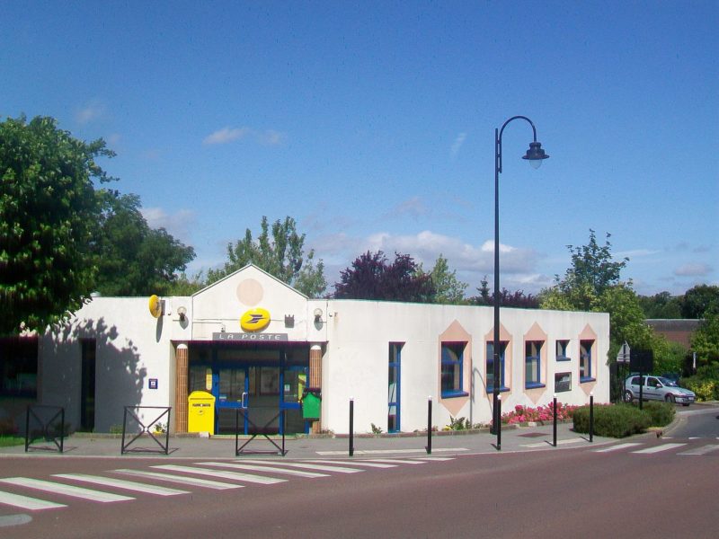 Avec la crise du coronavirus, le bureau de poste de Méry-sur-Oise a accueilli des membres des bureaux voisins plus petits qui ont fermé temporairement.