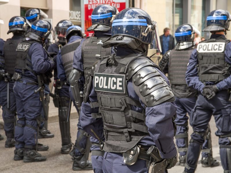 Lien: https://pixabay.com/fr/photos/france-policiers-s%C3%A9curit%C3%A9-4212403/
