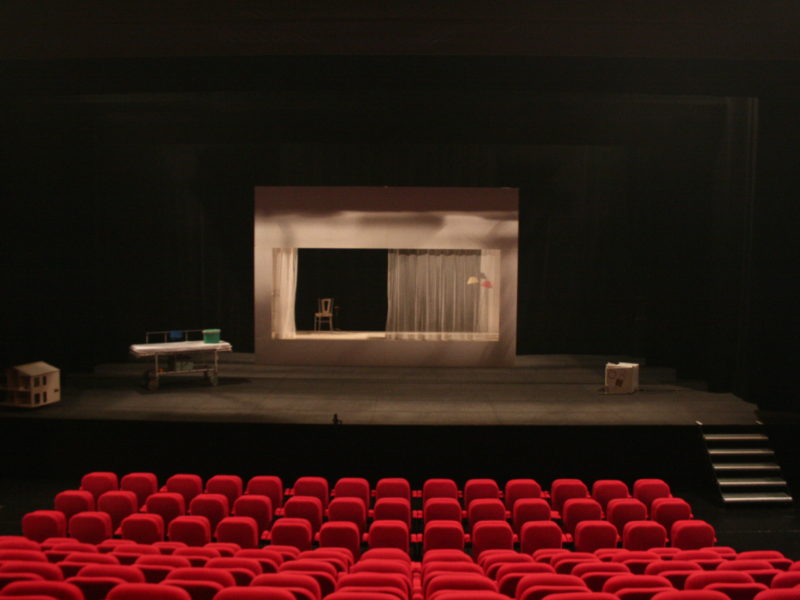 Lien: https://commons.wikimedia.org/wiki/File:La_sc%C3%A8ne_du_th%C3%A9%C3%A2tre.JPG Licence Creative Commons 3.0