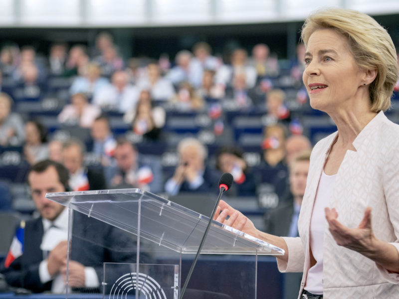 Lien: https://commons.wikimedia.org/wiki/File:Ursula_von_der_Leyen_presents_her_vision_to_MEPs.jpg Licence Creative Commons 2.0