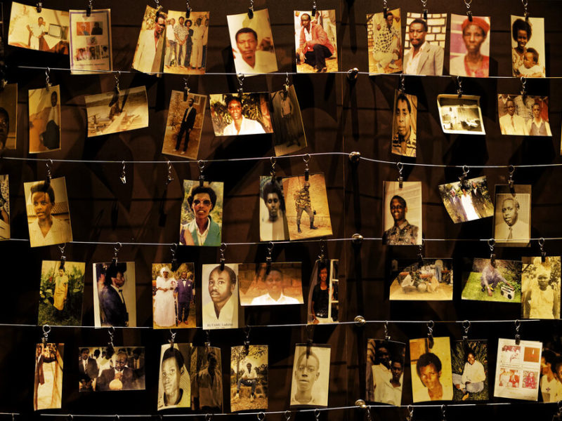 Des photos de famille de certaines des personnes décédées lors du génocide au Rwanda de 1994 exposé dans une exposition au centre de commémoration du génocide de Kigali. Crédits : Ben Curtis. 5 avril 2019, Kigali, Rwanda. Associated Press.