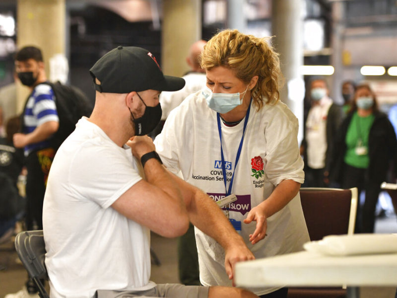 Une vaccination au Twickenham stadium, au sud-ouest de Londres