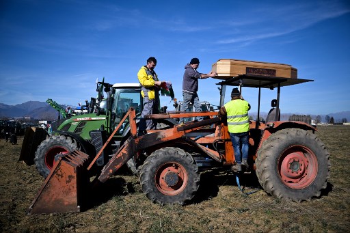 Des agriculteurs se sont mobilisés lundi 21 octobre, à Strasbourg, pour dénoncer les retards dans les versements des aides.
