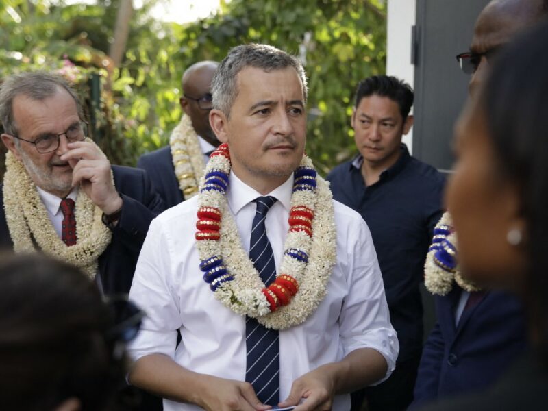 Gérald Darmanin à Mayotte avec un collier de fleurs autour du cou.